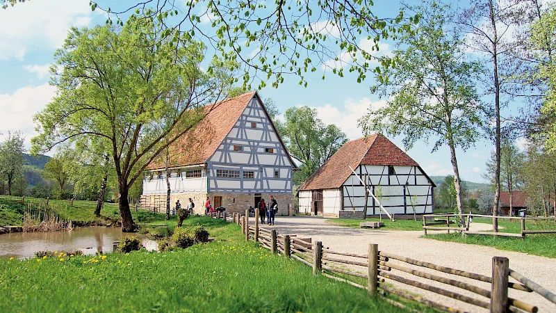 Zwei Fachwerkhäuser an einem frühlingshaften Sonnentag