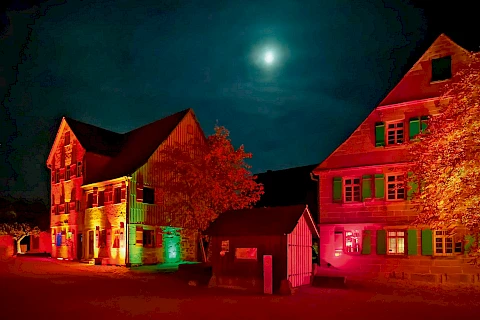 rot angestrahlte Häuser bei Nacht
