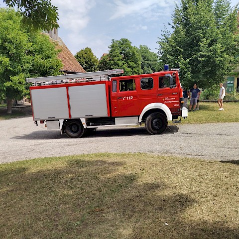 Feuerwehr-Einsatzfahrzeug auf dem Schotterweg des Museums