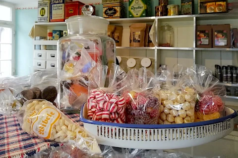 Eine Schale mit mehreren von Hand abgepackten Bonbontüten.