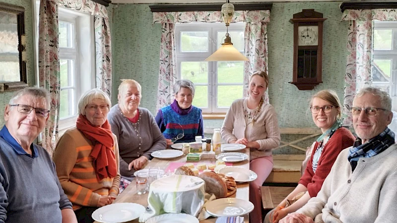 Projektanleiterinnen und ‑anleiter in der Stube der Mühle aus Weipertshofen