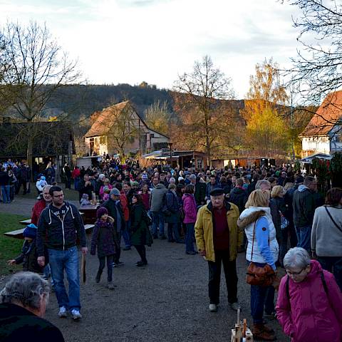 Besucher:innen laufen durch den Vorweihnachtsmarkt